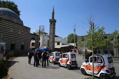 &nbsp;"Turizm polisi" rehberlik hizmetiyle turistlerle esnaf arasında k&ouml;pr&uuml; oldu