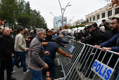 Batman'da g&ouml;sterilere m&uuml;dahale: &nbsp;67 g&ouml;zaltı, 6 polis yaralı