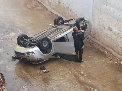 &nbsp;Dere yatağına d&uuml;şen otomobildeki 2 kişi yaralandı