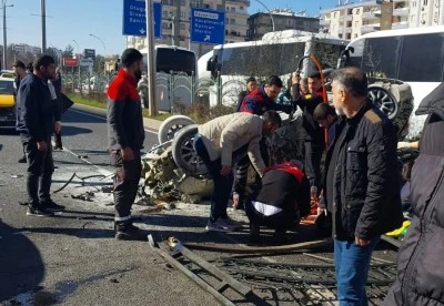 &nbsp;Korkuluğa &ccedil;arpan otomobildeki 4 kişi yaralandı