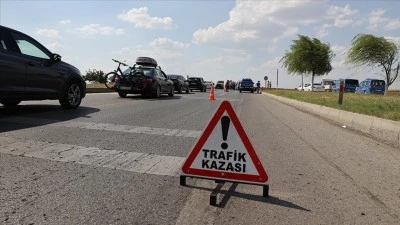 &nbsp;Devrilen otomobildeki 3 kişi yaralandı