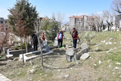 &nbsp;Bayram &ouml;ncesi şehit mezarlarında bakım ve onarım yapılıyor