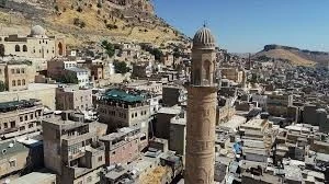 Kar yağışı sonrası beyaza b&uuml;r&uuml;nen&nbsp;Mardin&nbsp;dronla g&ouml;r&uuml;nt&uuml;lendi