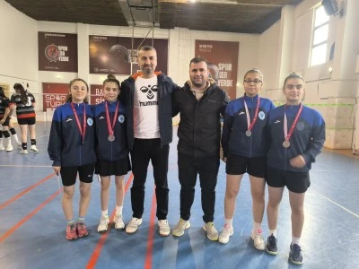Badminton gen&ccedil; kızlarda Yahya Kemal r&uuml;zg&acirc;rı
