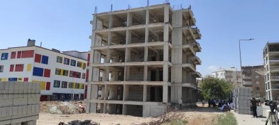 Beş katlı apartman m&uuml;teahhit tarafından yıktırıldı &nbsp;