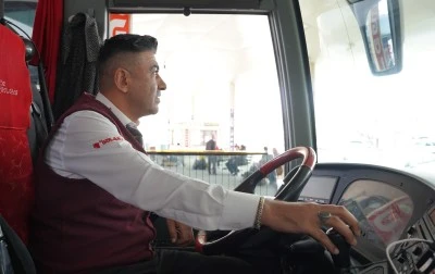 &nbsp;Otob&uuml;s firması yolcularına &ccedil;iğ k&ouml;fte yoğurup ikram etti
