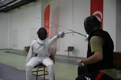 &nbsp;Enkazda sağ kolunu kaybeden Meryem, sol koluyla şampiyon olmak istiyor