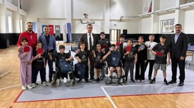 &nbsp;İl M&uuml;d&uuml;r&uuml; Din, masa tenisinde başarılı olan sporcularla buluştu