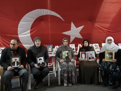 Diyarbakır&nbsp;anneleri evlatları i&ccedil;in n&ouml;bette