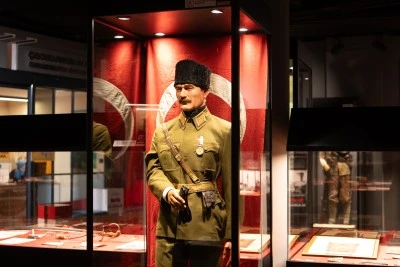 Atat&uuml;rk'&uuml;n &uuml;niforması ve kılıcı&nbsp;Gaziantep'te sergileniyor