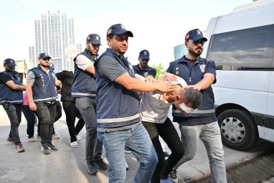 &nbsp;Polis ekibine silahla ateş a&ccedil;an ş&uuml;pheliler 3 polisi yaraladı