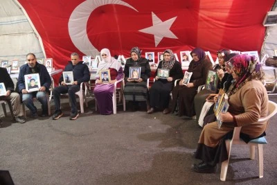 Diyarbakır&nbsp;annelerinden evlatlarına "teslim ol" &ccedil;ağrısı