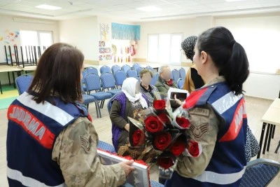 &nbsp;Jandarma personeli yaşlıları ziyaret etti