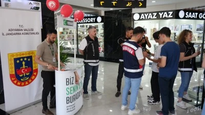 &nbsp;Yeşilay uyuşturucuyla m&uuml;cadele standı kurdu