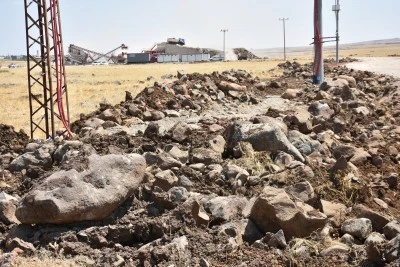 &nbsp;Toplanan taşlarla k&ouml;y yolları asfaltlanıyor