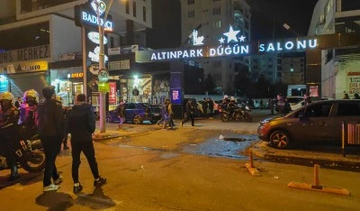 &nbsp;D&uuml;ğ&uuml;n salonu &ouml;n&uuml;nde &ccedil;ıkan kavgada 3 kişi yaralandı