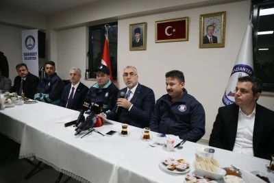 Vedat Işıkhan, Gaziantep'te iş&ccedil;ilerle sahurda bir araya geldi