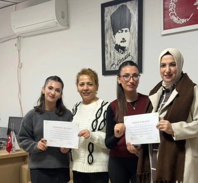 &Ouml;ğrencilerin hik&acirc;yeleri panolarda sergileniyor