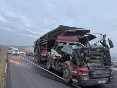 &nbsp;İki tırın &ccedil;arpışması sonucu 1 kişi yaralandı