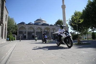 &nbsp;Sıra dışı m&uuml;ezzini yarış motosikletiyle ilgi odağı oldu