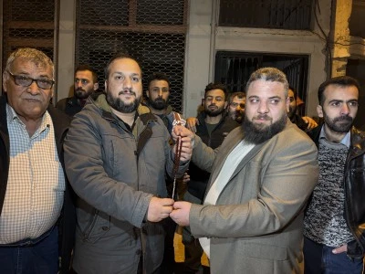 Suriyeli Rezak ailesini &uuml;lkelerine d&ouml;nerken&nbsp;Adıyaman'daki komşuları uğurladı