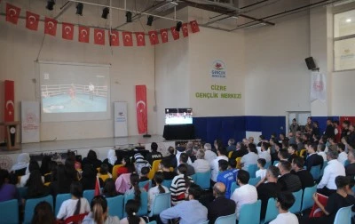 Milli boks&ouml;r Nurselen'in şampiyonluğu&nbsp;Şırnak'ta dev ekranda izlendi