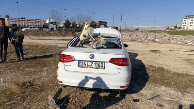 &nbsp;Tırla &ccedil;arpışan otomobilin s&uuml;r&uuml;c&uuml;s&uuml; yaralandı