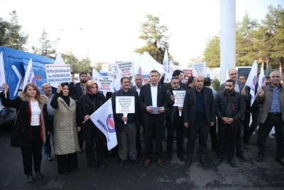 &nbsp;işten &ccedil;ıkarılan iş&ccedil;ilerin eylemi s&uuml;r&uuml;yor