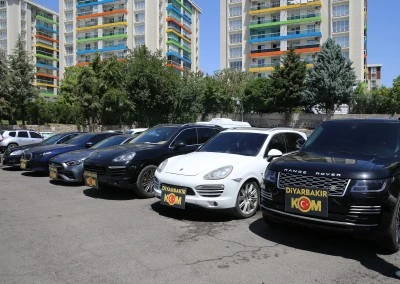 &nbsp;Operasyonda g&uuml;mr&uuml;k ka&ccedil;ağı 10 l&uuml;ks ara&ccedil; ele ge&ccedil;irildi