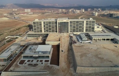 Hızla y&uuml;kselen&nbsp;Mardin&nbsp;Şehir Hastanesinde sona gelindi