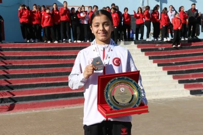 Avrupa 17 Yaş Altı Boks Şampiyonası'nda ikinci olan Asmin Cabas&nbsp;Cizre'de sevin&ccedil;le karşılandı