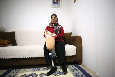 &nbsp;Depremde bacağını kaybeden afetzede, protez bacağıyla hayata tutunuyor