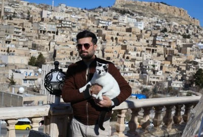 &nbsp;Enkazdan &ccedil;ıkararak sahiplendiği kedi yoldaşı oldu