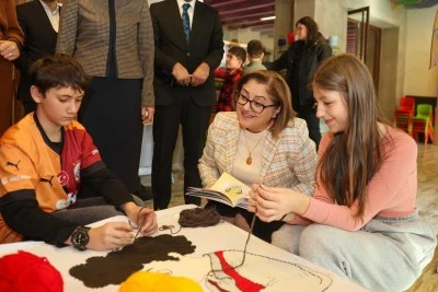 &nbsp;Fatma Şahin, at&ouml;lyedeki &ouml;ğrenclierle bir araya geldi