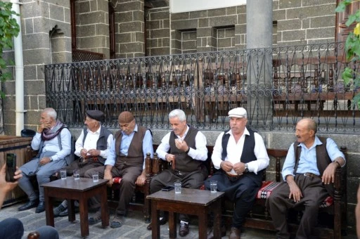 Mehmed Uzun&rsquo;un anısına dengb&ecirc;j dinletisi