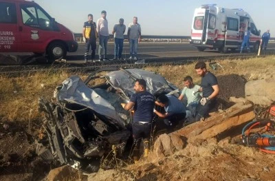 &nbsp;Devrilen otomobildeki 2 kişi &ouml;ld&uuml;, 3 kişi yaralandı