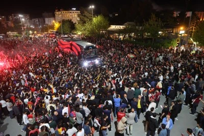 Trendyol 1. Lig'e y&uuml;kselen&nbsp;Mardin&nbsp;1969 Spor, coşkuyla karşılandı