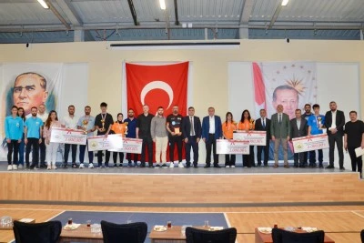 MİDYAT'TA &Ouml;D&Uuml;LL&Uuml; MASA TENİSİ TURNUVASI D&Uuml;ZENLENDİ