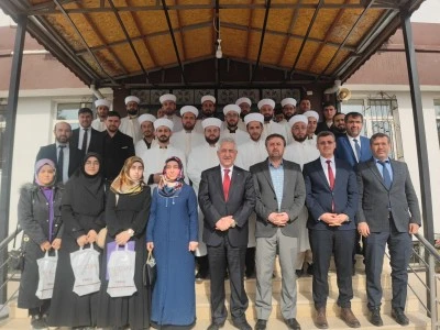 &nbsp;Yeni atanan din g&ouml;revlilerine c&uuml;bbe ve sarık giydirme programı yapıldı