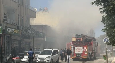 &nbsp;İtfaiyecilerden 2'si dumandan etkilendi, 1'i yaralandı