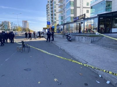 &nbsp;İki grup arasında &ccedil;ıkan silahlı kavgada 4 kişi yaralandı