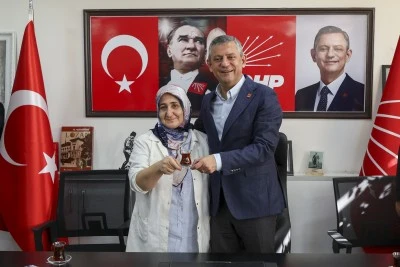&Ouml;zg&uuml;r &Ouml;zel, partisinin&nbsp;Gaziantep&nbsp;İl Başkanlığını ziyaret etti