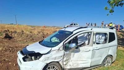 Hafif ticari ara&ccedil; ile otomobil &ccedil;arpıştı, 6 kişi yaralandı