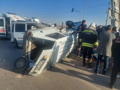 Hafif ticari ara&ccedil; ile otomobilin &ccedil;arpıştığı kazada 14 kişi yaralandı