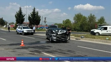 Hafif ticari ara&ccedil; ile otomobilin &ccedil;arpıştığı kazada 2 kişi yaralandı