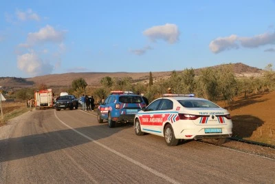 Hafif ticari ara&ccedil; ile otomobilin &ccedil;arpıştığı kazada 3 kişi yaralandı