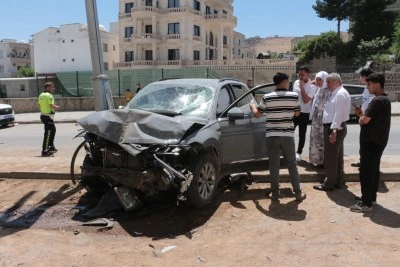 Hafif ticari ara&ccedil; ile otomobilin &ccedil;arpıştığı kazada 4 kişi yaralandı