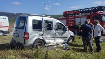 Hafif ticari araç ile otomobilin çarpıştığı kazada 7 kişi yaralandı