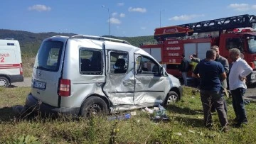 Hafif ticari ara&ccedil; ile otomobilin &ccedil;arpıştığı kazada 7 kişi yaralandı