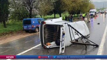 Hafif ticari ara&ccedil;la otomobilin &ccedil;arpıştığı kazada 2 kişi &ouml;ld&uuml;